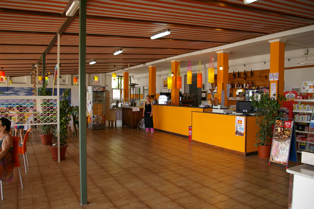 Cucina tipica regionale, vera pizza napoletana e ampio bar con terrazza e chiosco all'ingresso della spiaggia privata - sul mare bandiera blu 2016 di Villammare Vibonati (SA) - al Ristorante Pizzeria Bar Solemare del camping village Europa Unita.